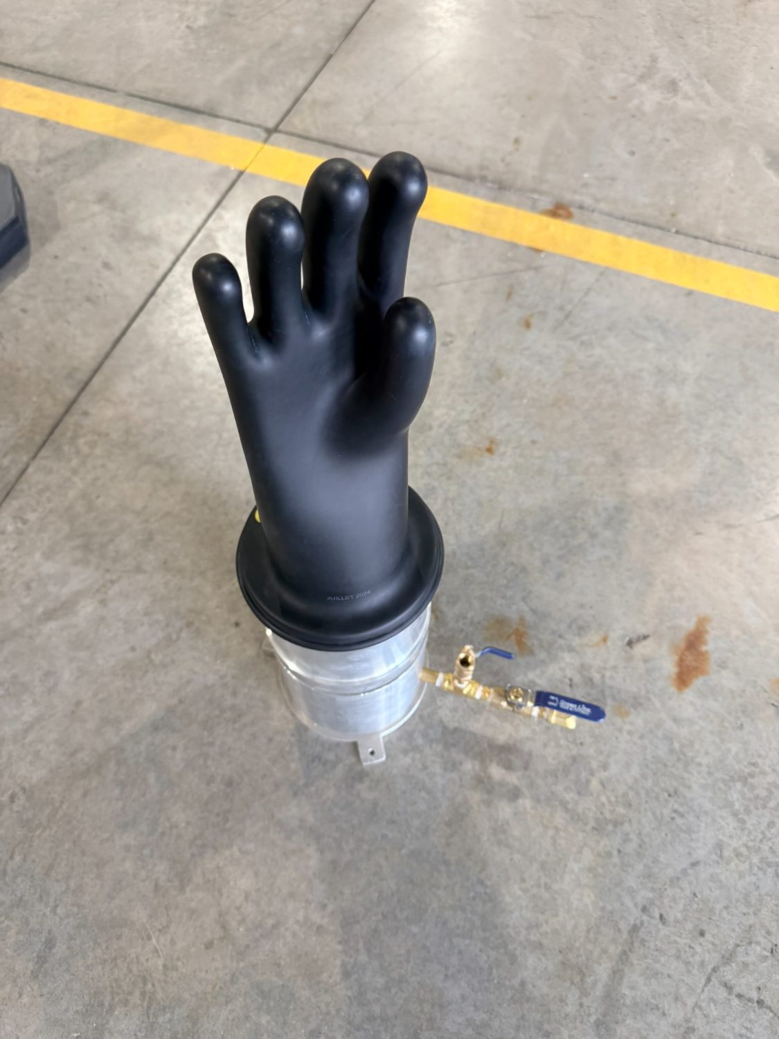 Essai diélectrique d'un gant isolant