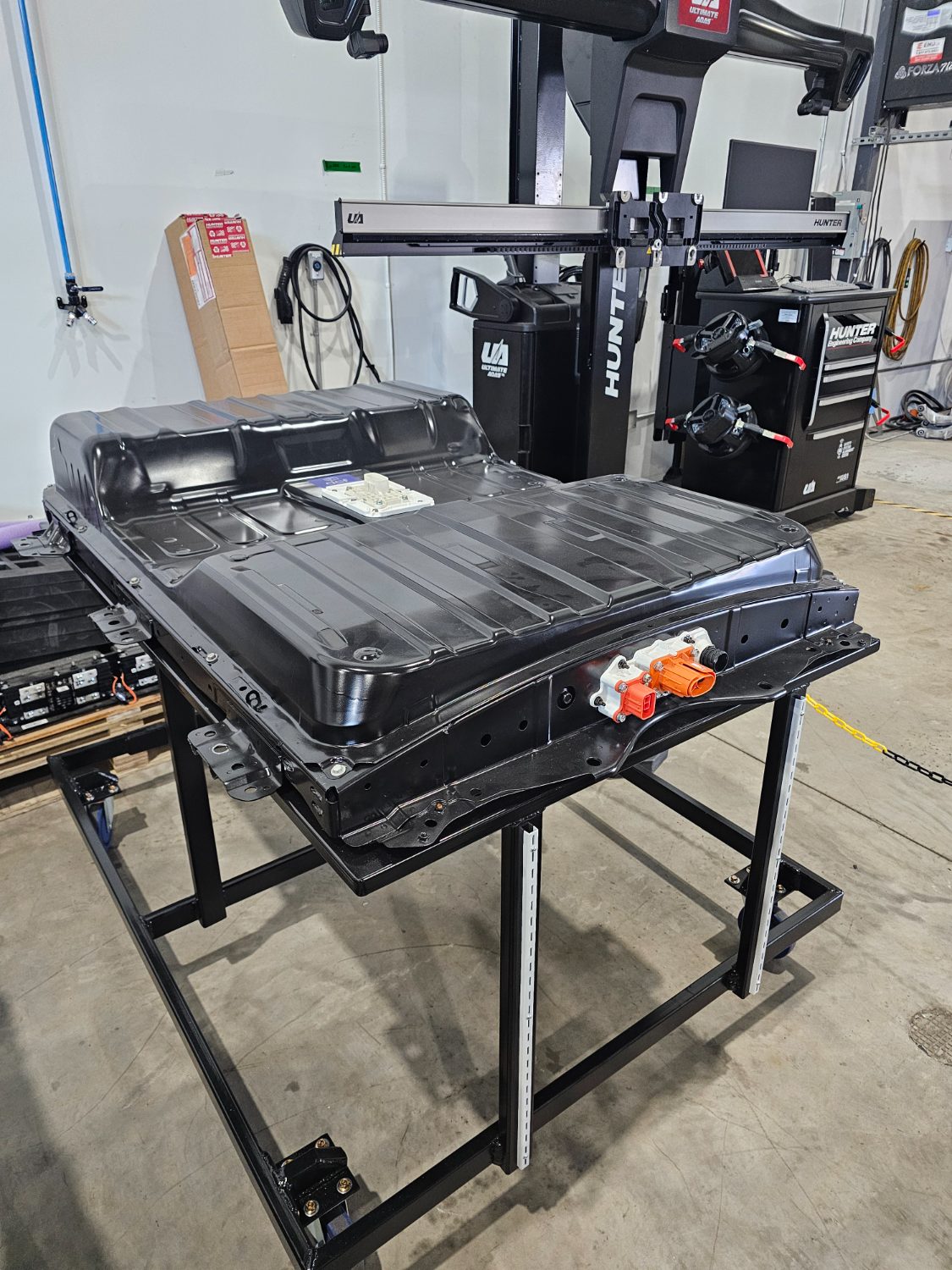 Bloc-batterie haute tension sur banc en atelier