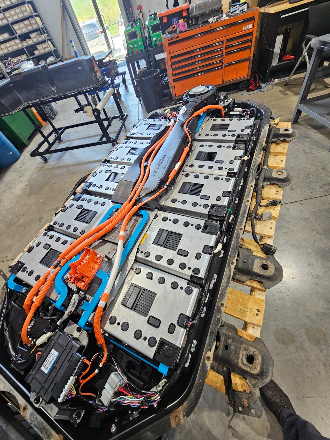 Modules de batterie haute tension en atelier